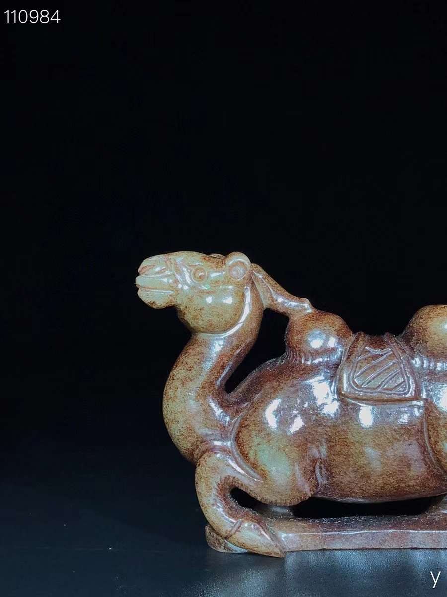 和田玉骆驼摆件，选料上乘，玉质圆润，造型独特，包浆浓厚，品相一流，沁色完美，