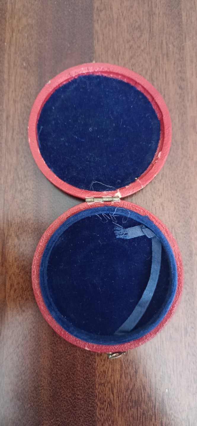 欧洲币章勋章首饰盒子专场十二期 木盒外径63mm，内径51mm，干燥有翘