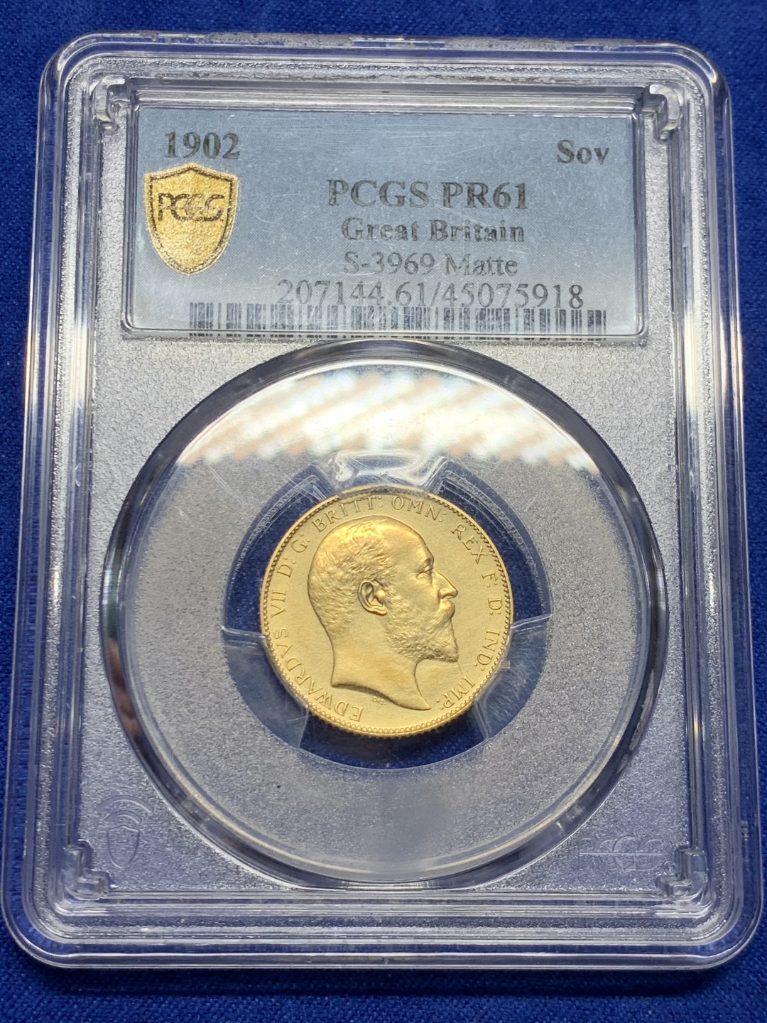 欢迎参加《竞宝斋》五一特拍-第161场-周日，周一 2场 PCGS-PR61 matte 英国 1902 爱德华七世 1索维林 马剑金币，底板干净无划痕，无流通痕，低评 8克金 背面盒子边有磕 细节见图