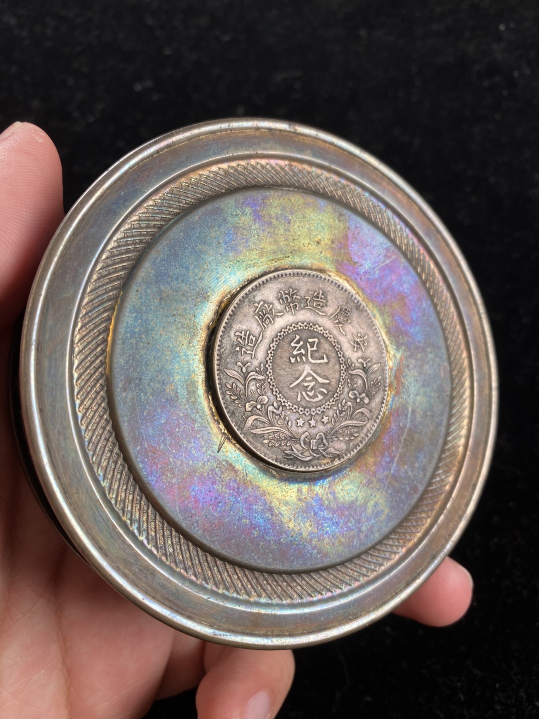 万国钱币拍卖第007期（慕尼黑第二夜） 欧洲回流银币银盘，61g，尺寸见闻德评级标签，内嵌安庆倪嗣冲银章真伪品相请自辨。