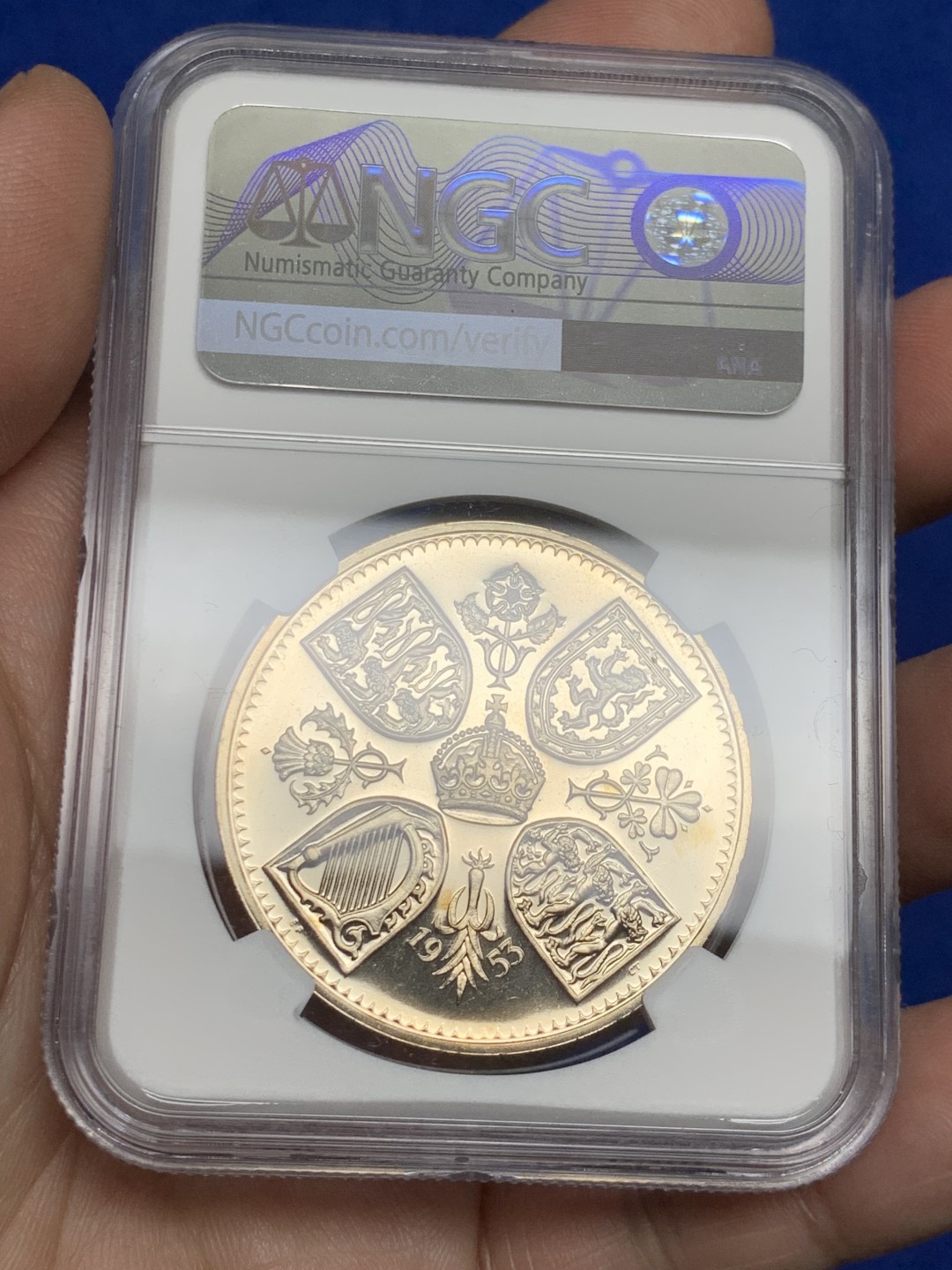 欢迎参加《竞宝斋》五一特拍-第161场-周日，周一 2场 NGC PF65CAM 英国 1953年 伊丽莎白二世 女王登基克朗 镜面感不错 同体淡彩包浆