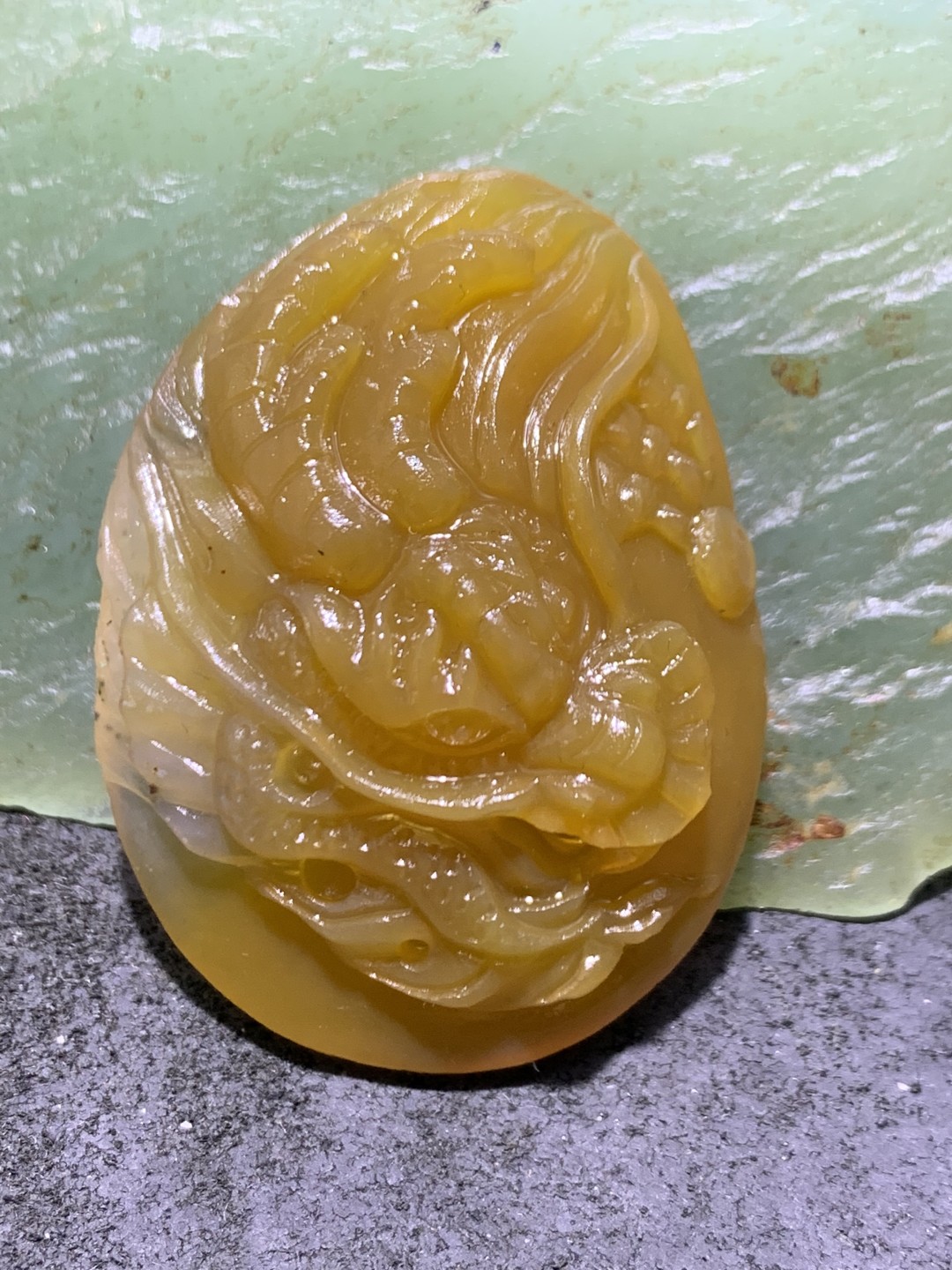精美亚光蒙料冰飘鸡油黄战国红玛瑙手工雕刻龙牌吊坠一个，