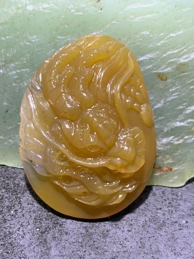 精美亚光蒙料冰飘鸡油黄战国红玛瑙手工雕刻龙牌吊坠一个， - 精美亚光蒙料冰飘鸡油黄战国红玛瑙手工雕刻龙牌吊坠一个，