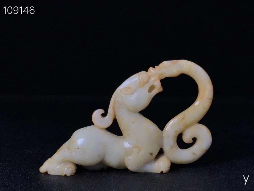 和田玉瑞兽摆件，做工精致，玉质油润细腻，高端大气上档次，保存完好，成色如图。