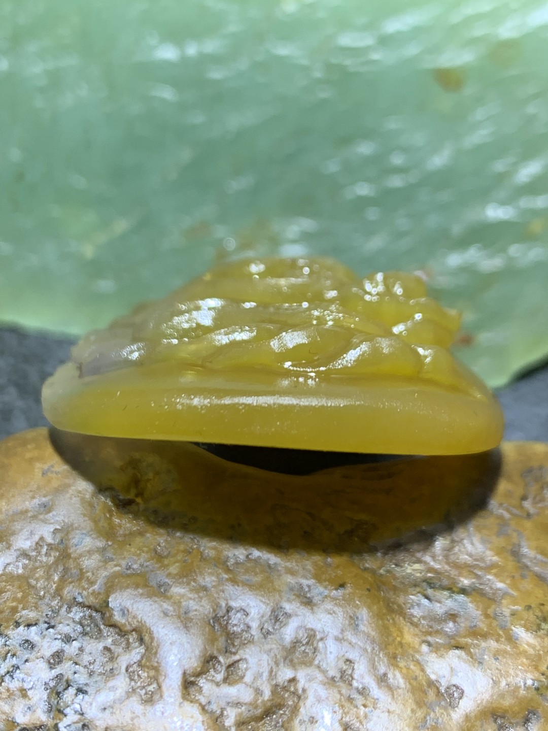 精美亚光蒙料冰飘鸡油黄战国红玛瑙手工雕刻龙牌吊坠一个，