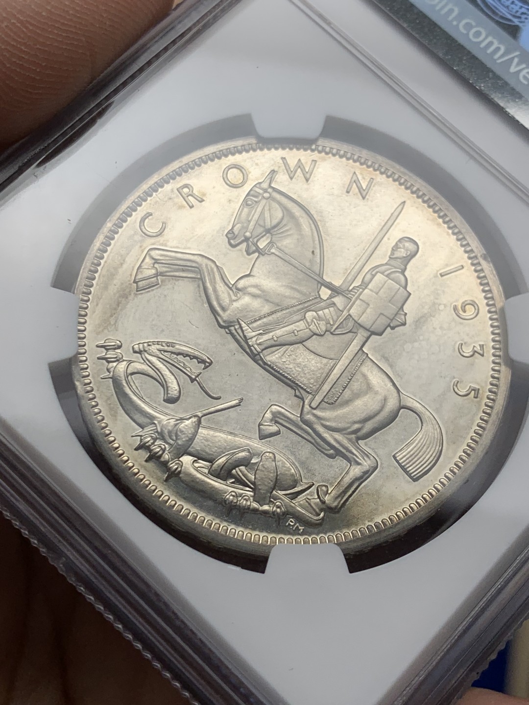 欢迎参加《竞宝斋》五一特拍-第161场-周日，周一 2场 NGC-PF62 英国 1935年 精制乔五凸边克朗 镜面效果一流 2500枚的发行量 925