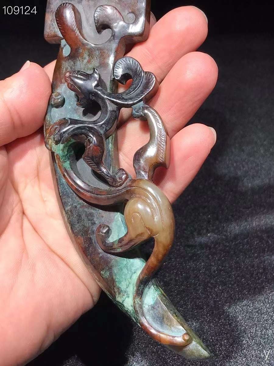 精品和田玉璃龙刀币、做工精致，玉质油润细腻，高端大气上档次，保存完好，成色如图
