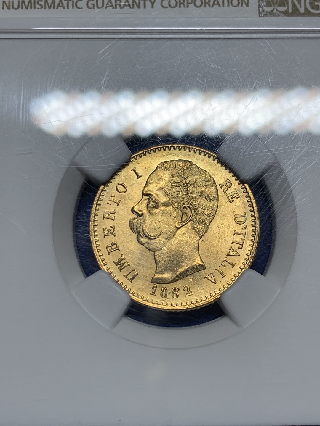 欢迎参加《竞宝斋》五一特拍-第161场-周日，周一 2场 NGC-MS63+ 意大利 1882年 20里拉 翁贝托 金币 6.45克 上涨品种