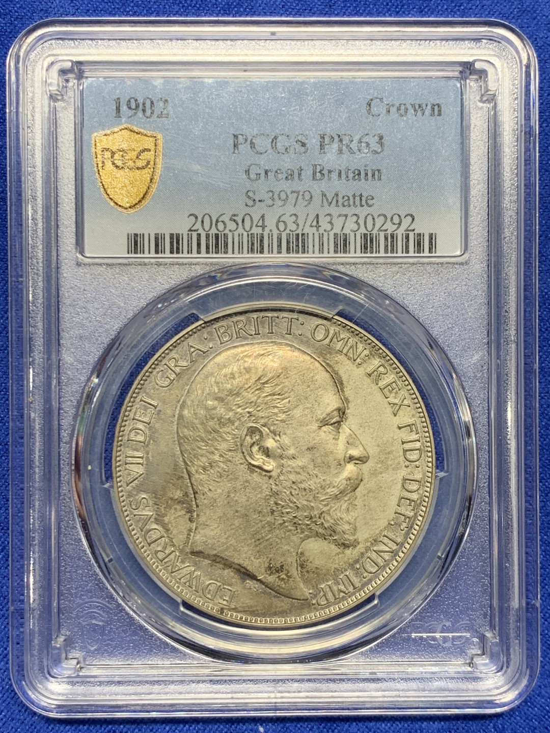 欢迎参加《竞宝斋》五一特拍-第161场-周日，周一 2场 PCGS  PR63 英国 1902年 爱德华七世马剑 低评 人像后脑勺外围金彩 人物、马、龙毛发、肌肉细节打制完美 包浆完整均匀 币浆一体