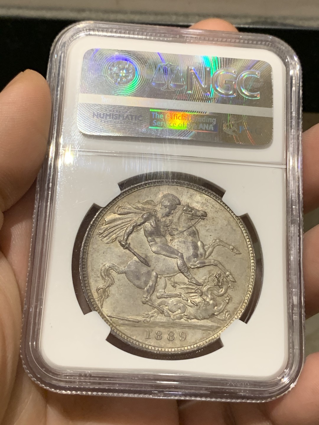 欢迎参加《竞宝斋》五一特拍-第161场-周日，周一 2场 NGC-MS63 英国1889年 维多利亚 高冠版 马剑 克朗大银币 包浆浑厚