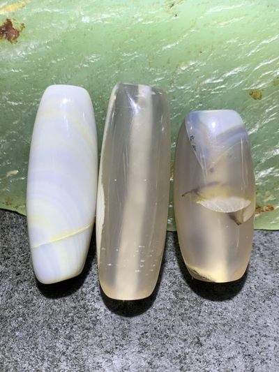 高玉化缠丝玛瑙天珠形通货桶珠3个， 高玉化缠丝玛瑙天珠形通货桶珠3个，