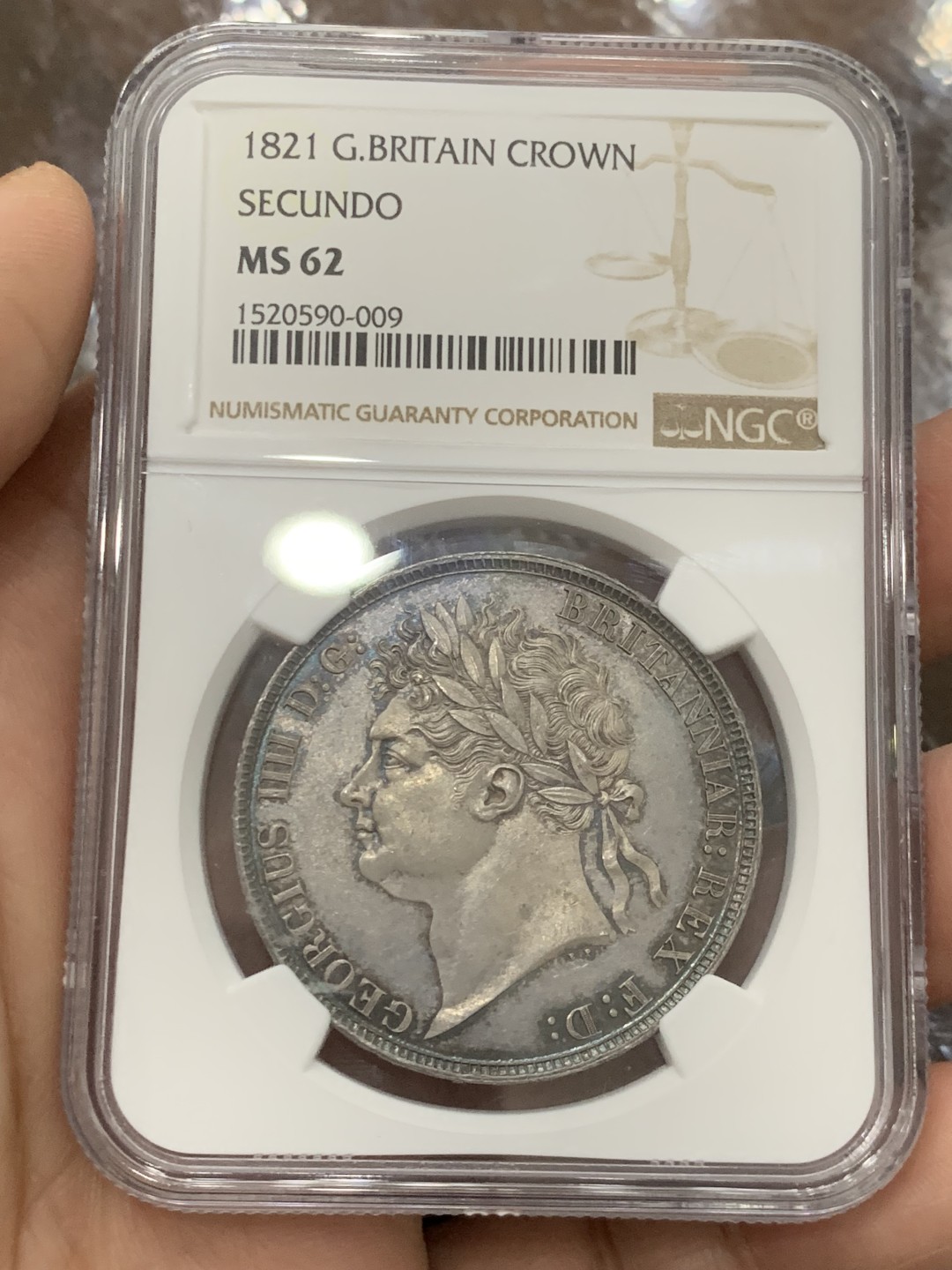 欢迎参加《竞宝斋》五一特拍-第161场-周日，周一 2场 NGC MS62 英国 1821年 乔治四世马剑克朗 好彩低评 发丝完美 马剑面无可挑剔 实物孔雀蓝彩