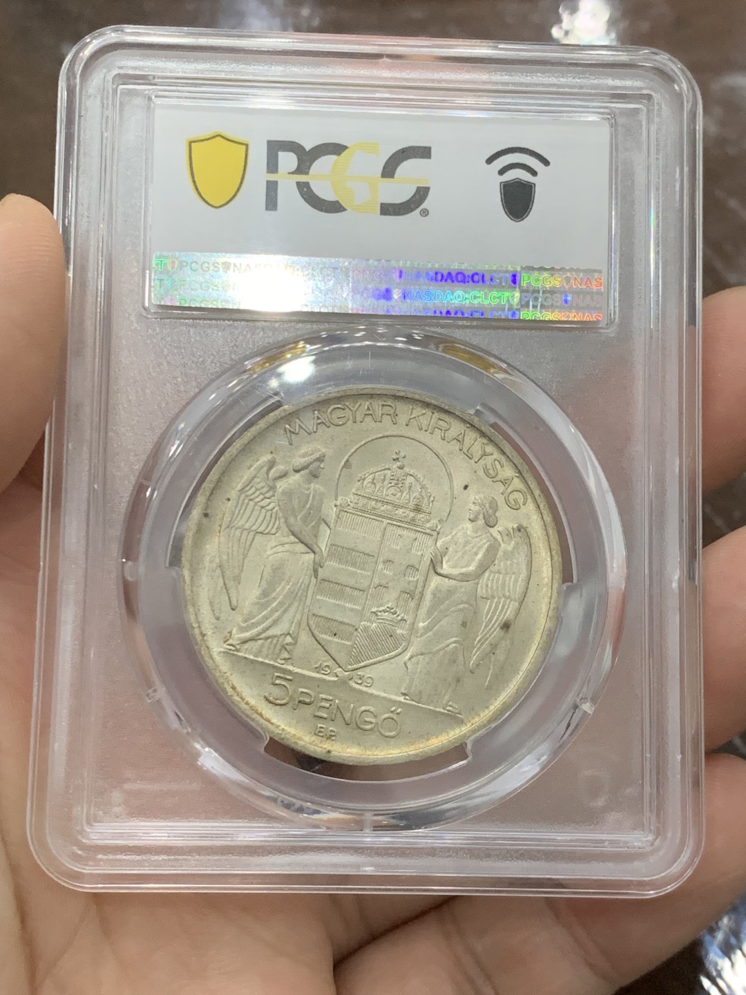 欢迎参加《竞宝斋》五一特拍-第161场-周日，周一 2场 PCGS-MS66 匈牙利王国1939年 5潘果 正面人物为匈牙利摄政王霍尔蒂 背面为两天使盾徽 打制清楚 黄油包浆 温润如玉 此为布达佩斯原厂初铸 亚军分 比它高的只有一枚 完美收藏