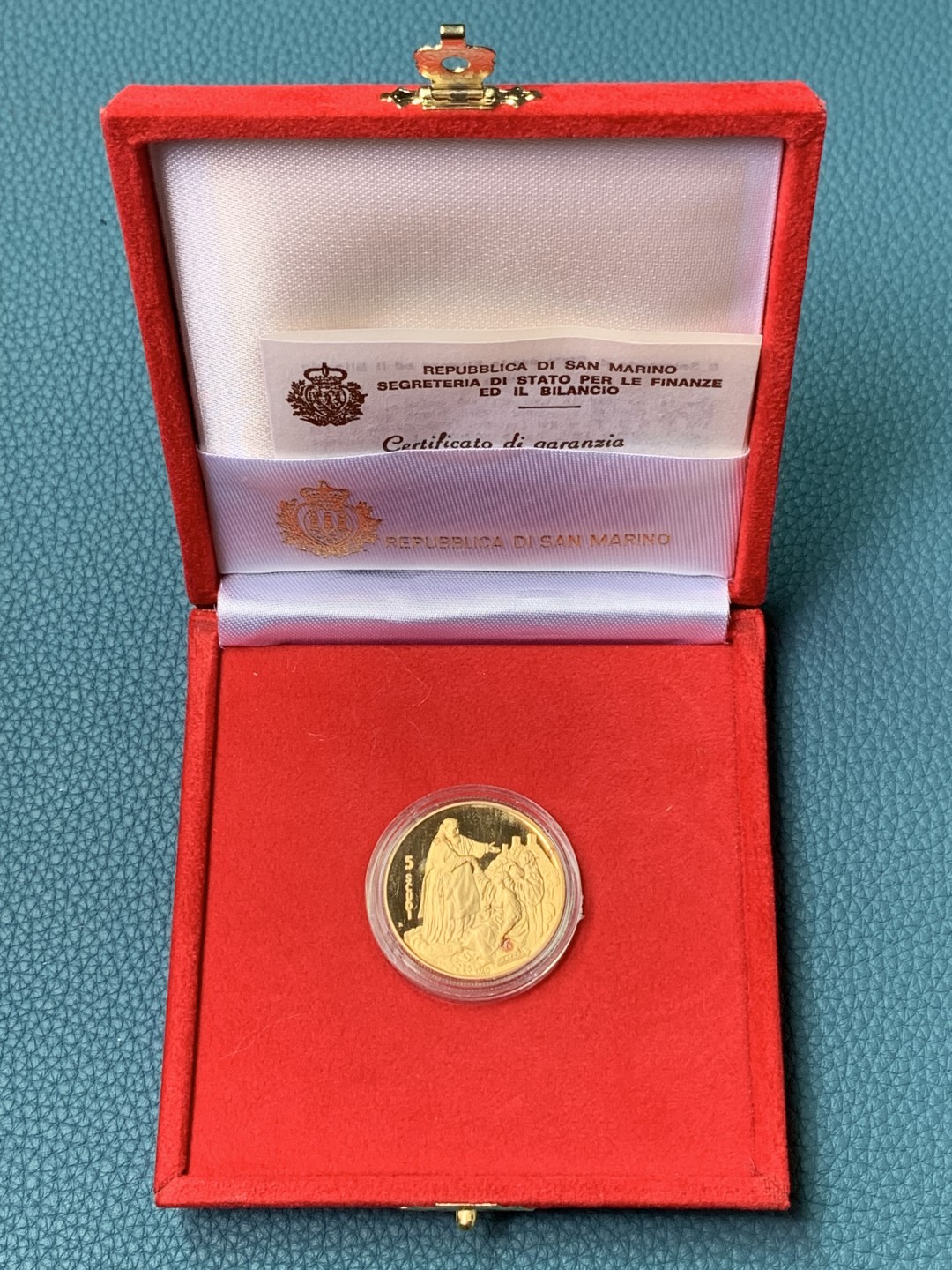 欢迎参加《竞宝斋》五一特拍-第161场-周日，周一 2场 圣马力诺1990年 纪念1740年建国PROOF金币  大金币 16.96克 917金 喜庆盒装 带证书 发行量6500枚