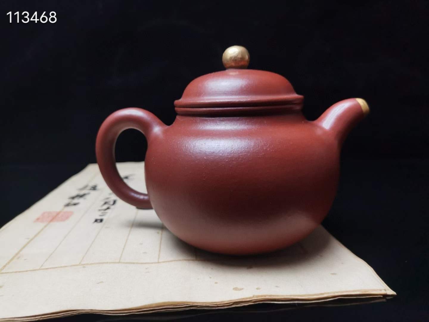 旧藏 精品紫砂壶款识：松下雨泉鸣 孟臣砂料：大红袍工艺：手工精制 彩绘描金规格：高11厘米，长15厘米，容量约300毫升。