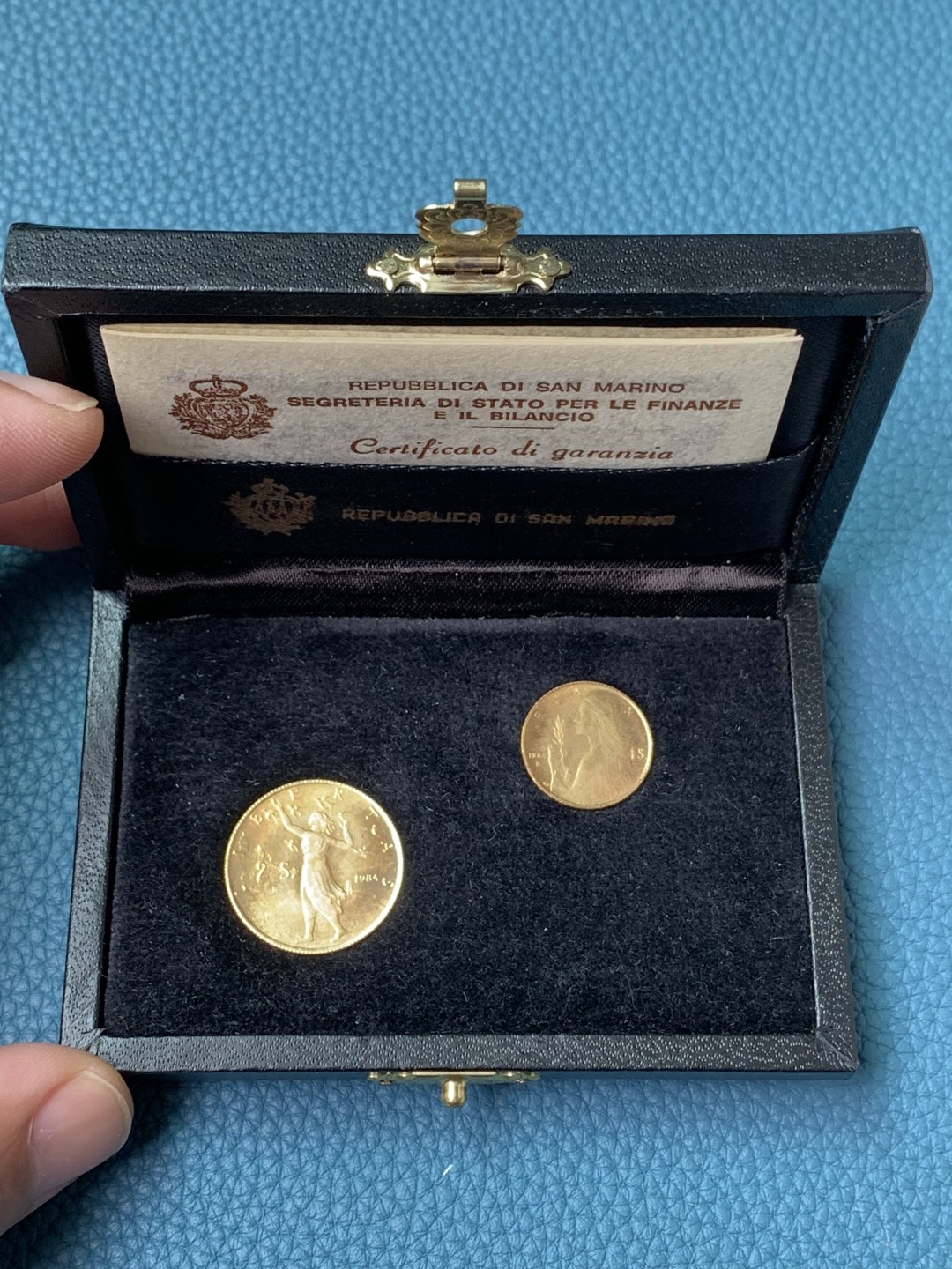 欢迎参加《竞宝斋》五一特拍-第161场-周日，周一 2场 原盒证书圣马力诺1984年 自由和平女神1和2斯库多金币一对 2克+4克，总重6克 917金 原盒带证书 极少见