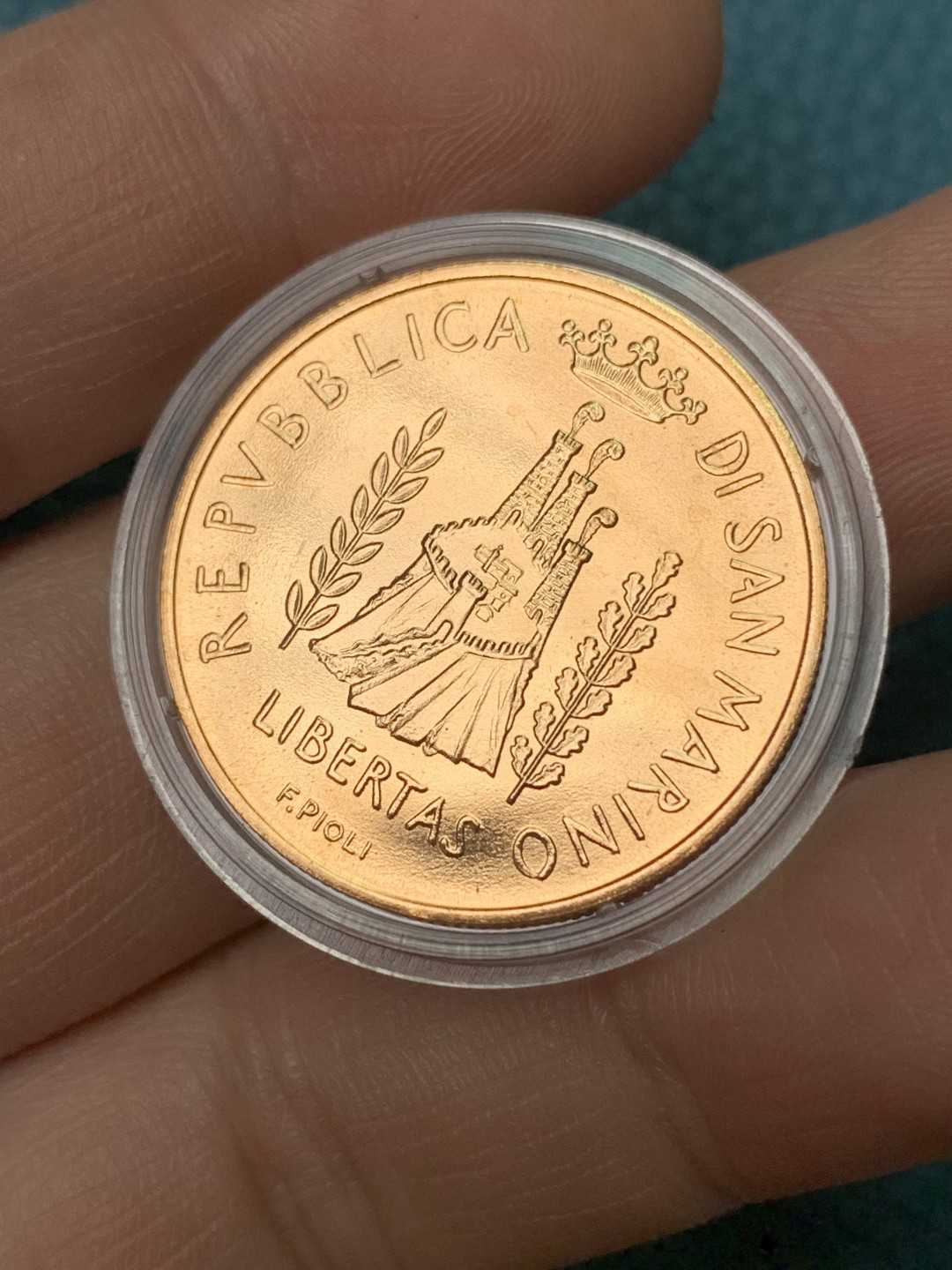 欢迎参加《竞宝斋》五一特拍-第161场-周日，周一 2场 原盒证书圣马力诺1985年 世界青年日 5斯库多金币  10克 917金 原盒带证书 7400枚的发行量