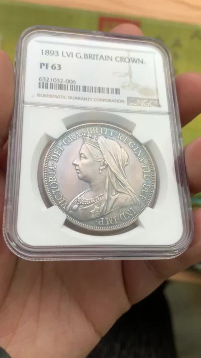 欢迎参加《竞宝斋》五一特拍-第161场-周日，周一 2场 NGC PF63 英国 1893年 精制披纱克朗 女王面冷峻哥特风灰彩 整体很搭阿尔伯特亲王去世后 女王披纱悼念的场景 马剑面深蓝满彩 真正的BULE BLOOD 收藏级精制马剑