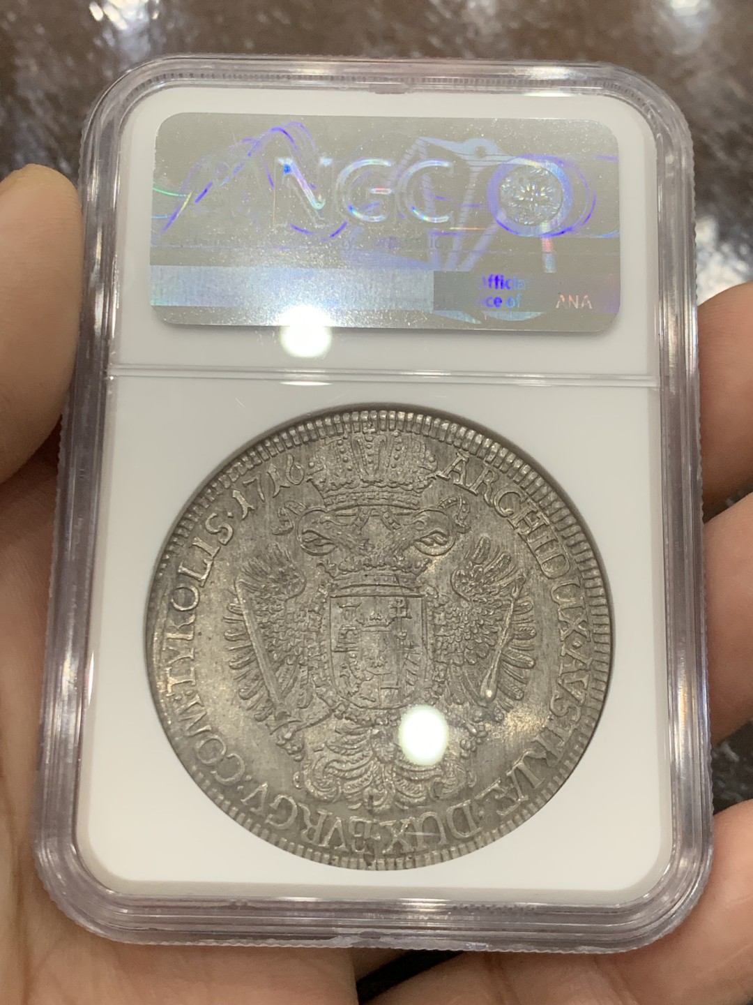 欢迎参加《竞宝斋》五一特拍-第161场-周日，周一 2场 NGC-MS62 神圣罗马帝国 1716年1泰勒银币 卡尔六世少见年轻头像，全币高点和底板没有任何磨损或丝痕，62实属低评