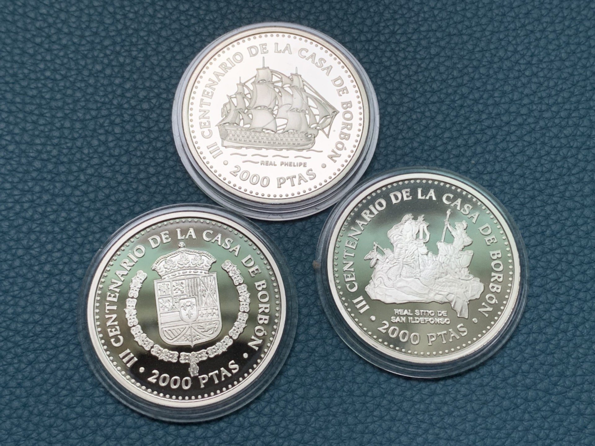 欢迎参加《竞宝斋》五一特拍-第161场-周日，周一 2场 西班牙1997年 波旁王朝三百周年纪念系列 金银套币 含1枚27克金币999金，银币4枚重达249.75克925银！ 1枚168.75克大银币+3枚27克重银币 五枚原盒套币2000/2000/2000/10000/80000比塞塔