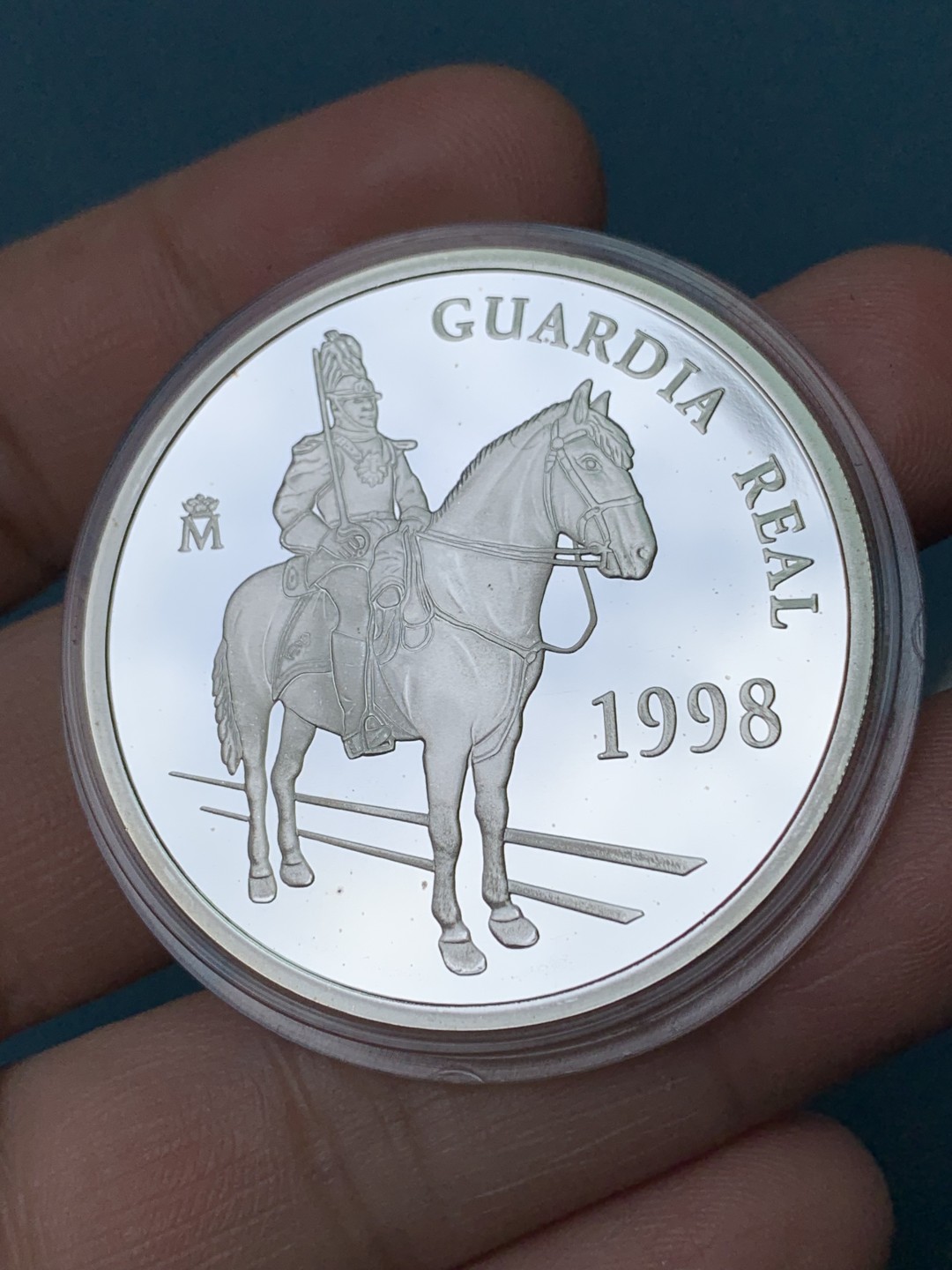 欢迎参加《竞宝斋》五一特拍-第161场-周日，周一 2场 西班牙1998年皇家卫队系列 1/5/25/200EURO原盒套币（含金币34.55克+重达209克 925银） 1枚 34.55克 大金币900金+1枚168.75克大银币+1枚33.62克+1枚6.72克