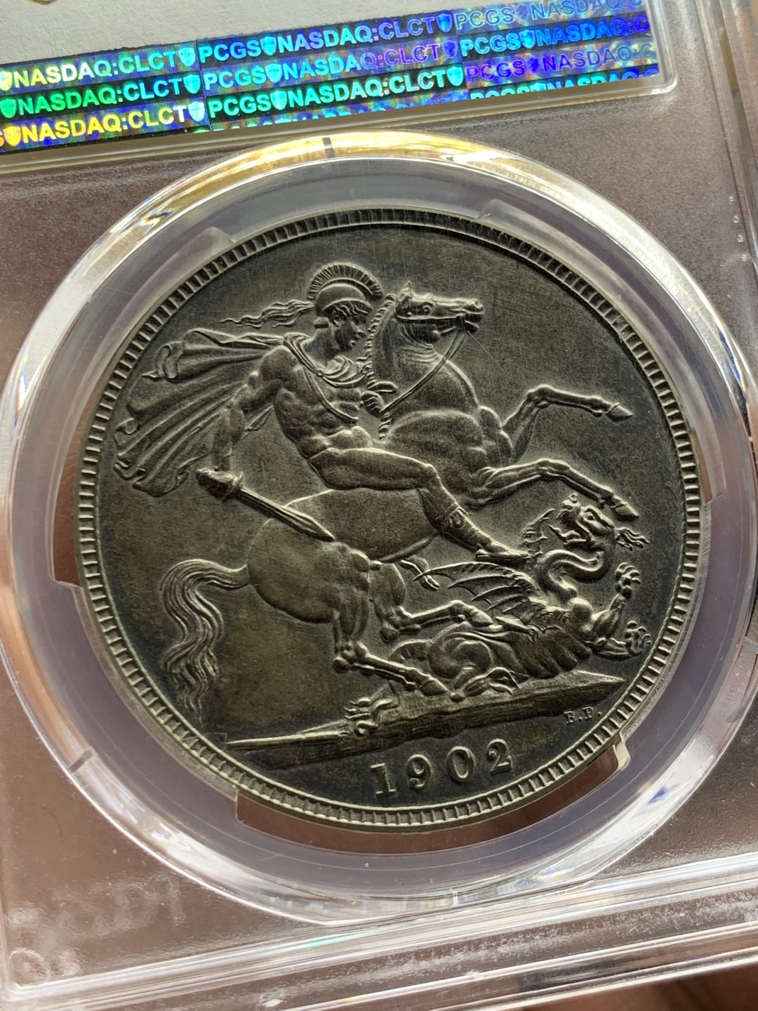 欢迎参加《竞宝斋》五一特拍-第161场-周日，周一 2场 PCGS  PR63 英国 1902年 爱德华七世马剑 低评 人像后脑勺外围金彩 人物、马、龙毛发、肌肉细节打制完美 包浆完整均匀 币浆一体