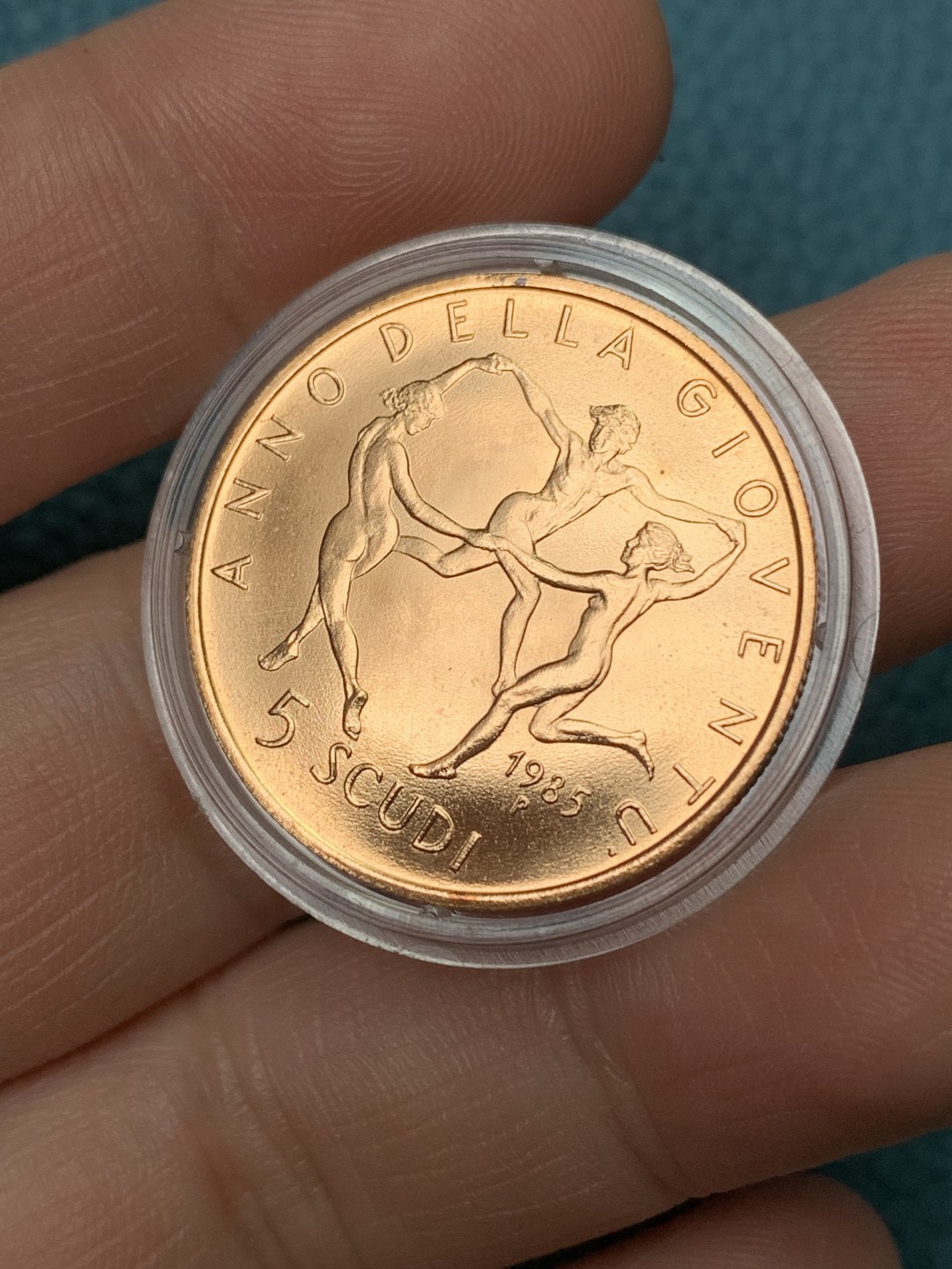 欢迎参加《竞宝斋》五一特拍-第161场-周日，周一 2场 原盒证书圣马力诺1985年 世界青年日 5斯库多金币  10克 917金 原盒带证书 7400枚的发行量