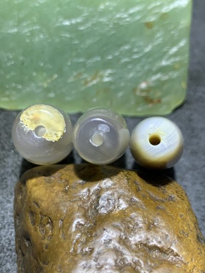 高玉化缠丝玛瑙天珠形通货桶珠3个， 高玉化缠丝玛瑙天珠形通货桶珠3个，