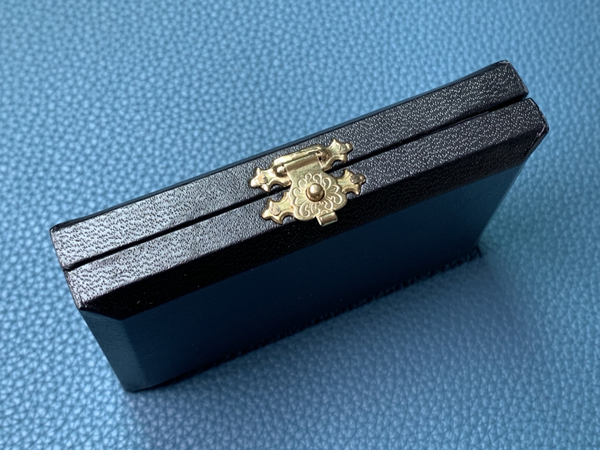 欢迎参加《竞宝斋》五一特拍-第161场-周日，周一 2场 原盒证书圣马力诺1984年 自由和平女神1和2斯库多金币一对 2克+4克，总重6克 917金 原盒带证书 极少见