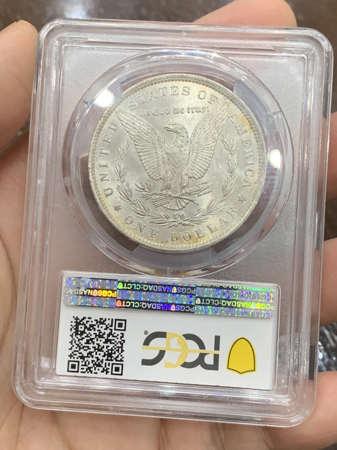 欢迎参加《竞宝斋》五一特拍-第161场-周日，周一 2场 PCGS MS64CAC 美国 1885年 摩根 女神面绿满彩 色系纯正 下方带月牙金  鹰面带光 底板好 盒子背面边小磕