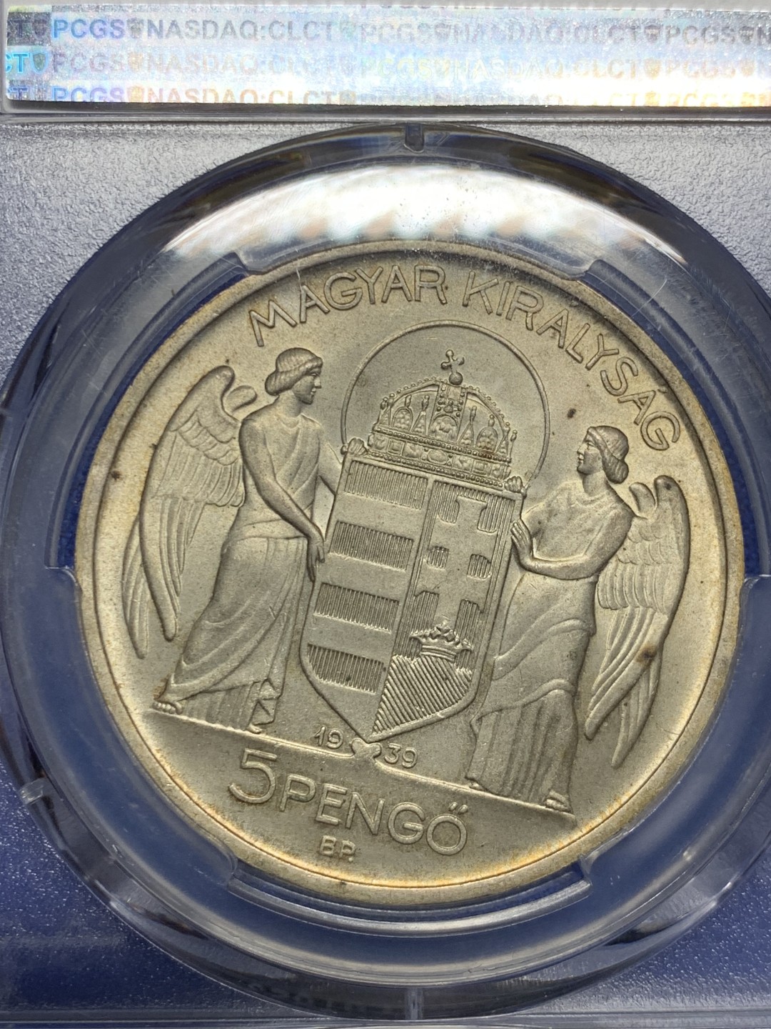 欢迎参加《竞宝斋》五一特拍-第161场-周日，周一 2场 PCGS-MS66 匈牙利王国1939年 5潘果 正面人物为匈牙利摄政王霍尔蒂 背面为两天使盾徽 打制清楚 黄油包浆 温润如玉 此为布达佩斯原厂初铸 亚军分 比它高的只有一枚 完美收藏