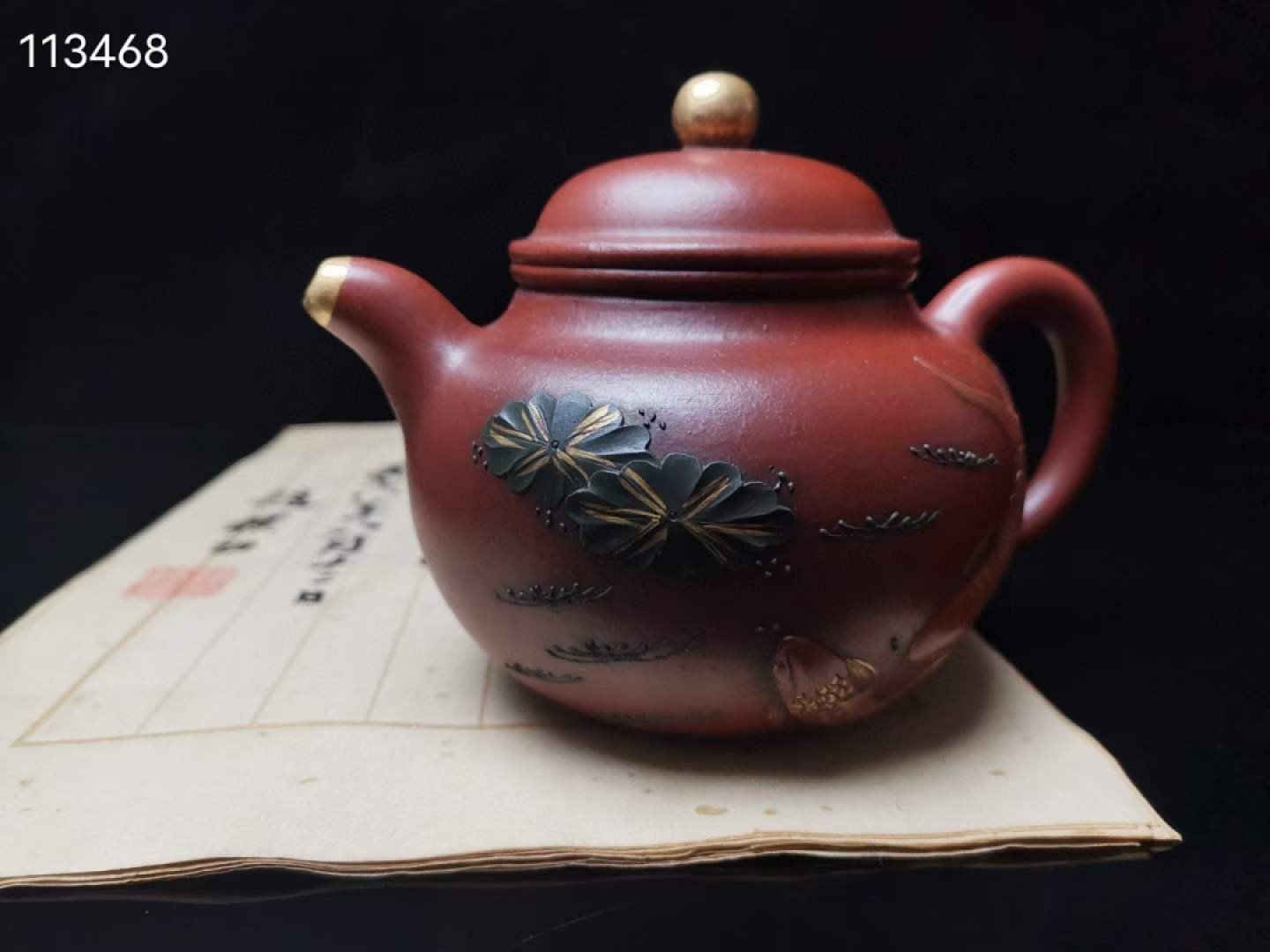 旧藏 精品紫砂壶款识：松下雨泉鸣 孟臣砂料：大红袍工艺：手工精制 彩绘描金规格：高11厘米，长15厘米，容量约300毫升。