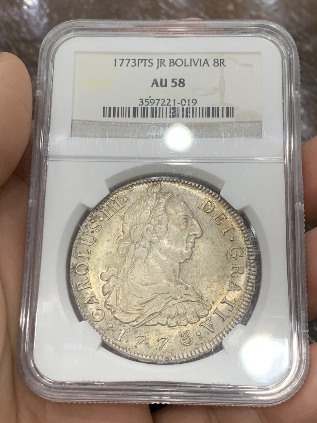 欢迎参加《竞宝斋》五一特拍-第161场-周日，周一 2场 NGC-AU58 玻利维亚 1773年 卡三双柱大银 玻利维亚卡三首年 原味深打 满眼肌肉感 背面PL感十足 收藏级品相