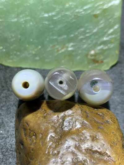 高玉化缠丝玛瑙天珠形通货桶珠3个， 高玉化缠丝玛瑙天珠形通货桶珠3个，