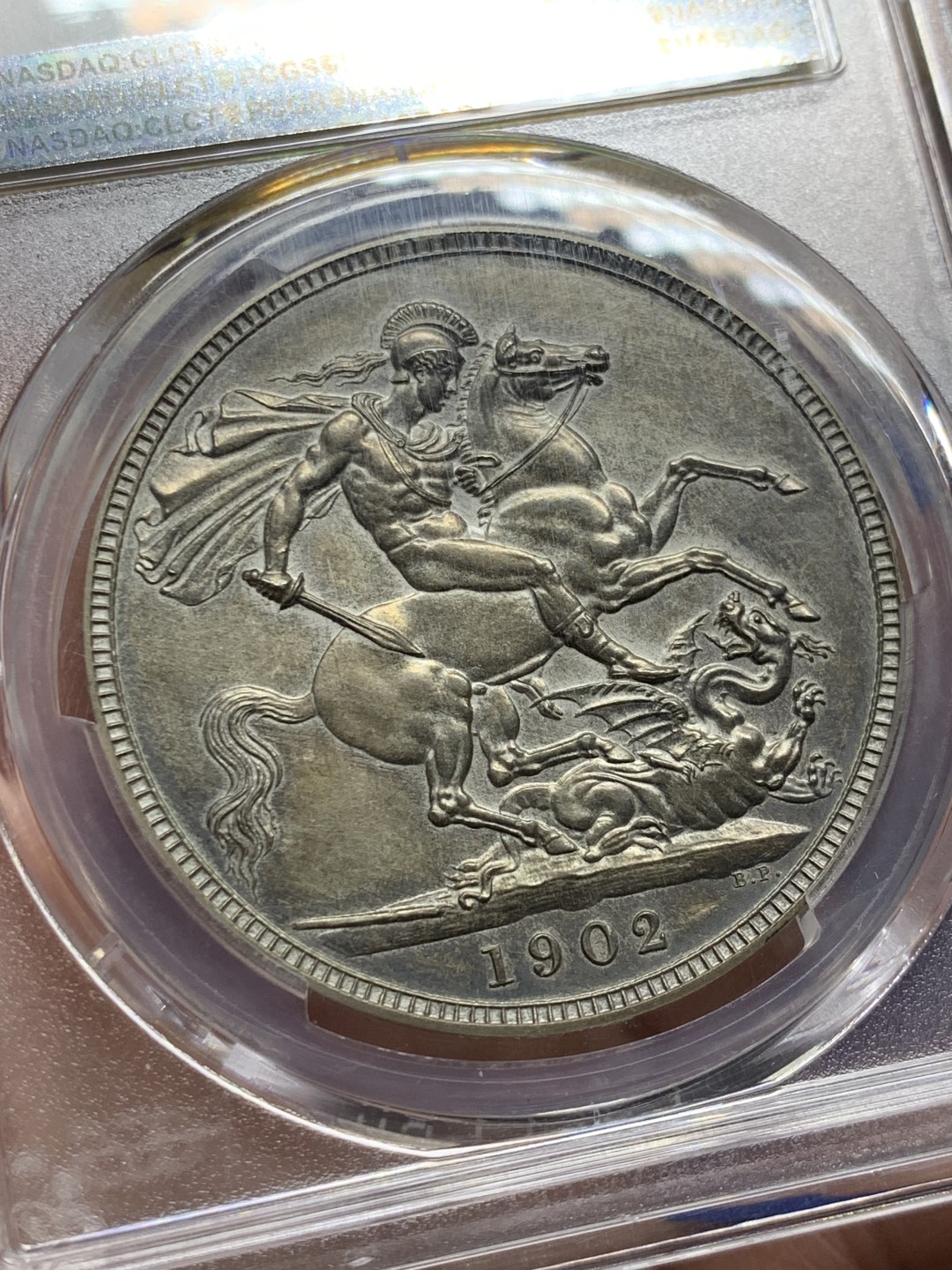 欢迎参加《竞宝斋》五一特拍-第161场-周日，周一 2场 PCGS  PR63 英国 1902年 爱德华七世马剑 低评 人像后脑勺外围金彩 人物、马、龙毛发、肌肉细节打制完美 包浆完整均匀 币浆一体