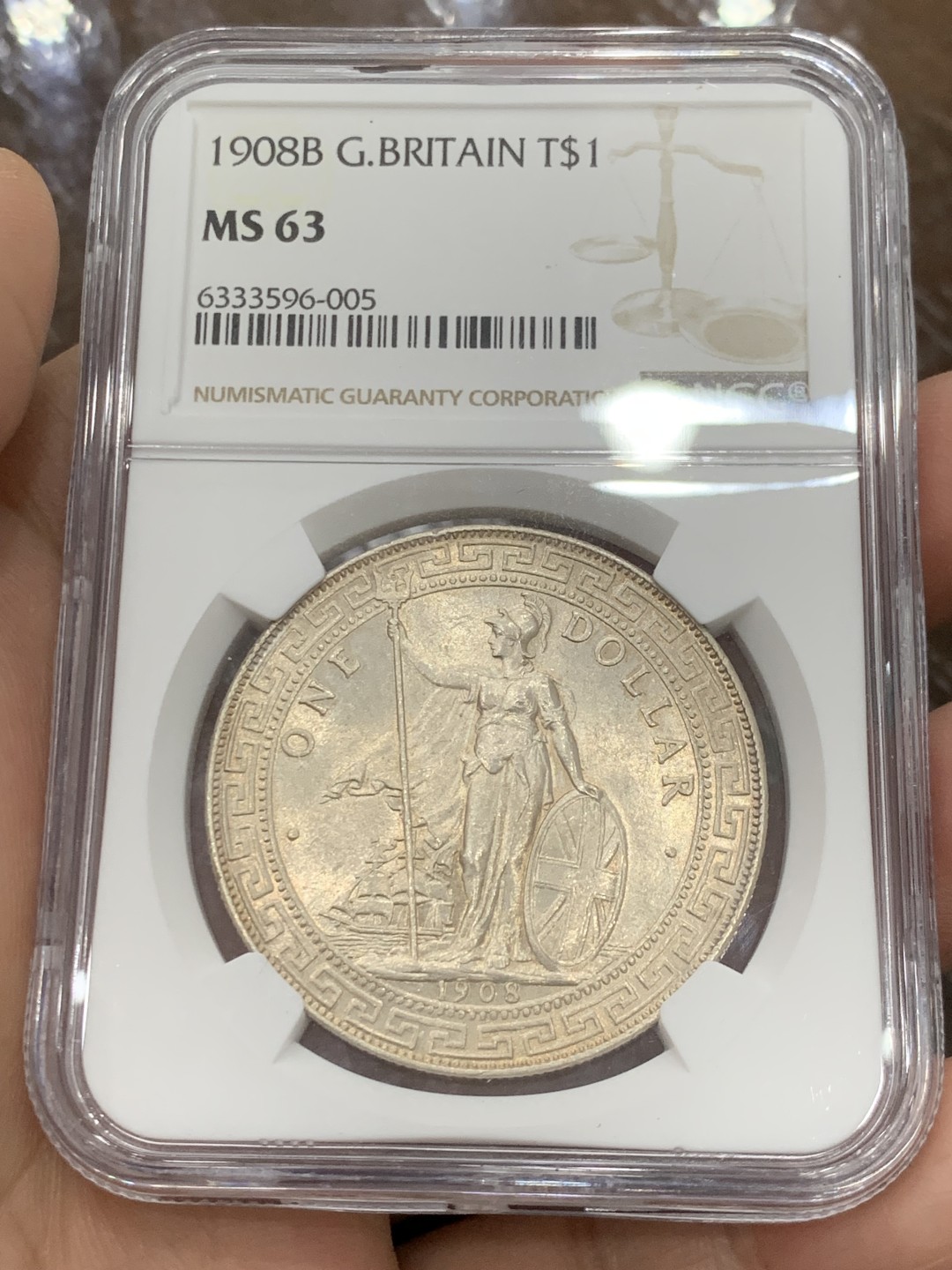 欢迎参加《竞宝斋》五一特拍-第161场-周日，周一 2场 NGC-MS63 英国1908年站洋1元银币，淡淡金色包浆，高点毫无磨损，底板转光级，汉字面观感一流