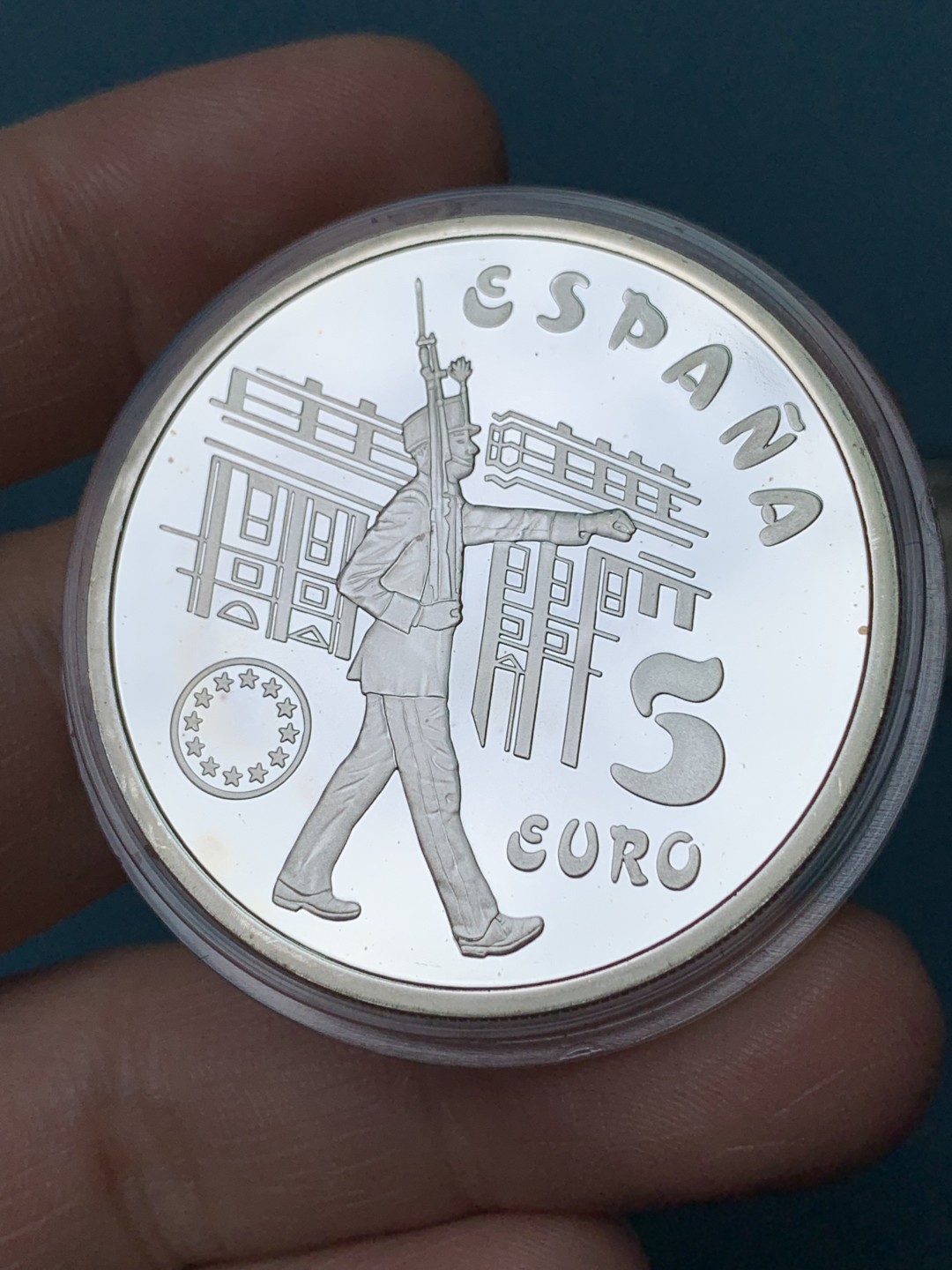 欢迎参加《竞宝斋》五一特拍-第161场-周日，周一 2场 西班牙1998年皇家卫队系列 1/5/25/200EURO原盒套币（含金币34.55克+重达209克 925银） 1枚 34.55克 大金币900金+1枚168.75克大银币+1枚33.62克+1枚6.72克