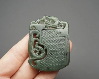 玉石翡翠玛瑙｜拍卖专场 - 碧玉镂空雕龙牌 挂件