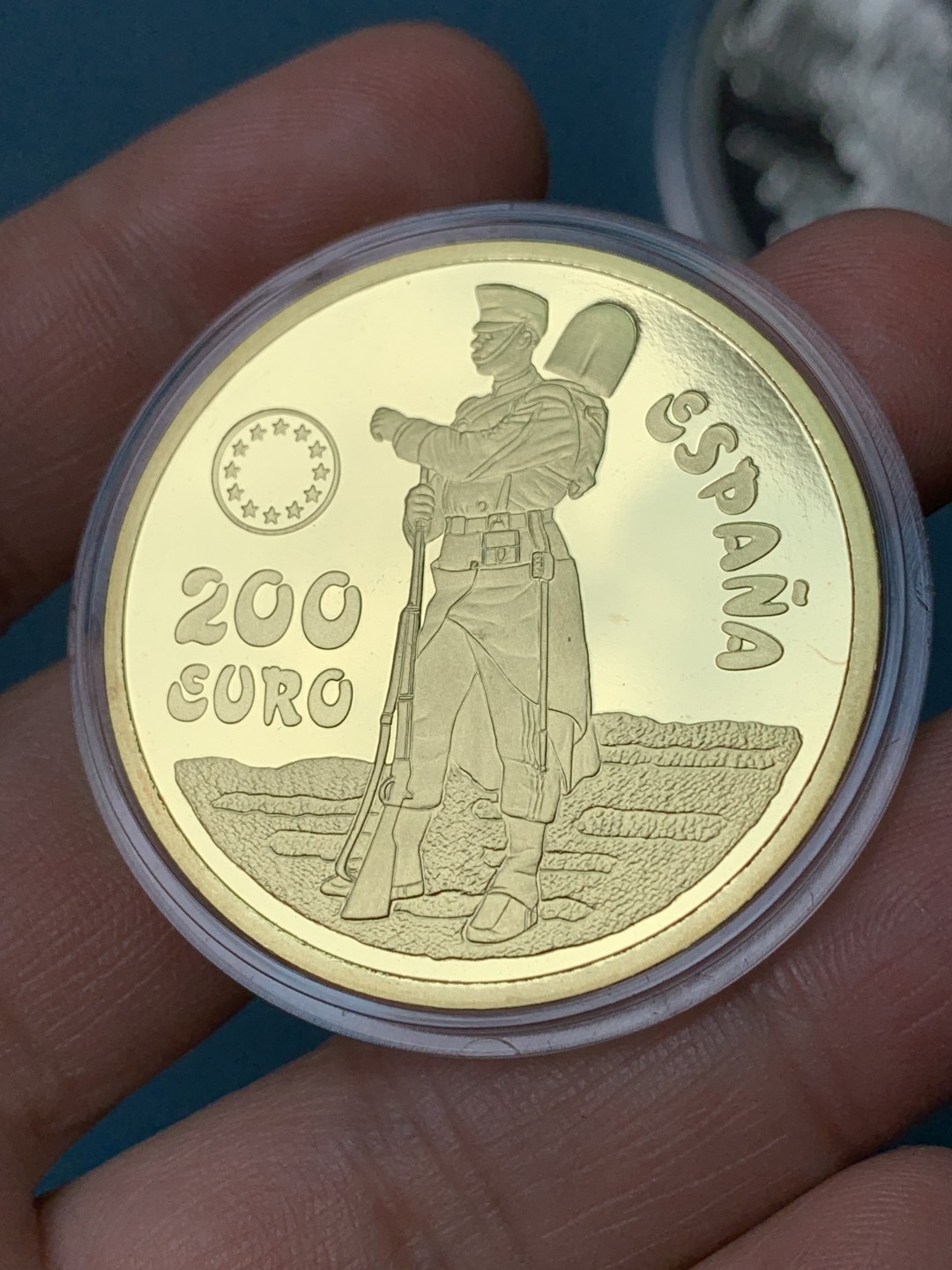 欢迎参加《竞宝斋》五一特拍-第161场-周日，周一 2场 西班牙1998年皇家卫队系列 1/5/25/200EURO原盒套币（含金币34.55克+重达209克 925银） 1枚 34.55克 大金币900金+1枚168.75克大银币+1枚33.62克+1枚6.72克