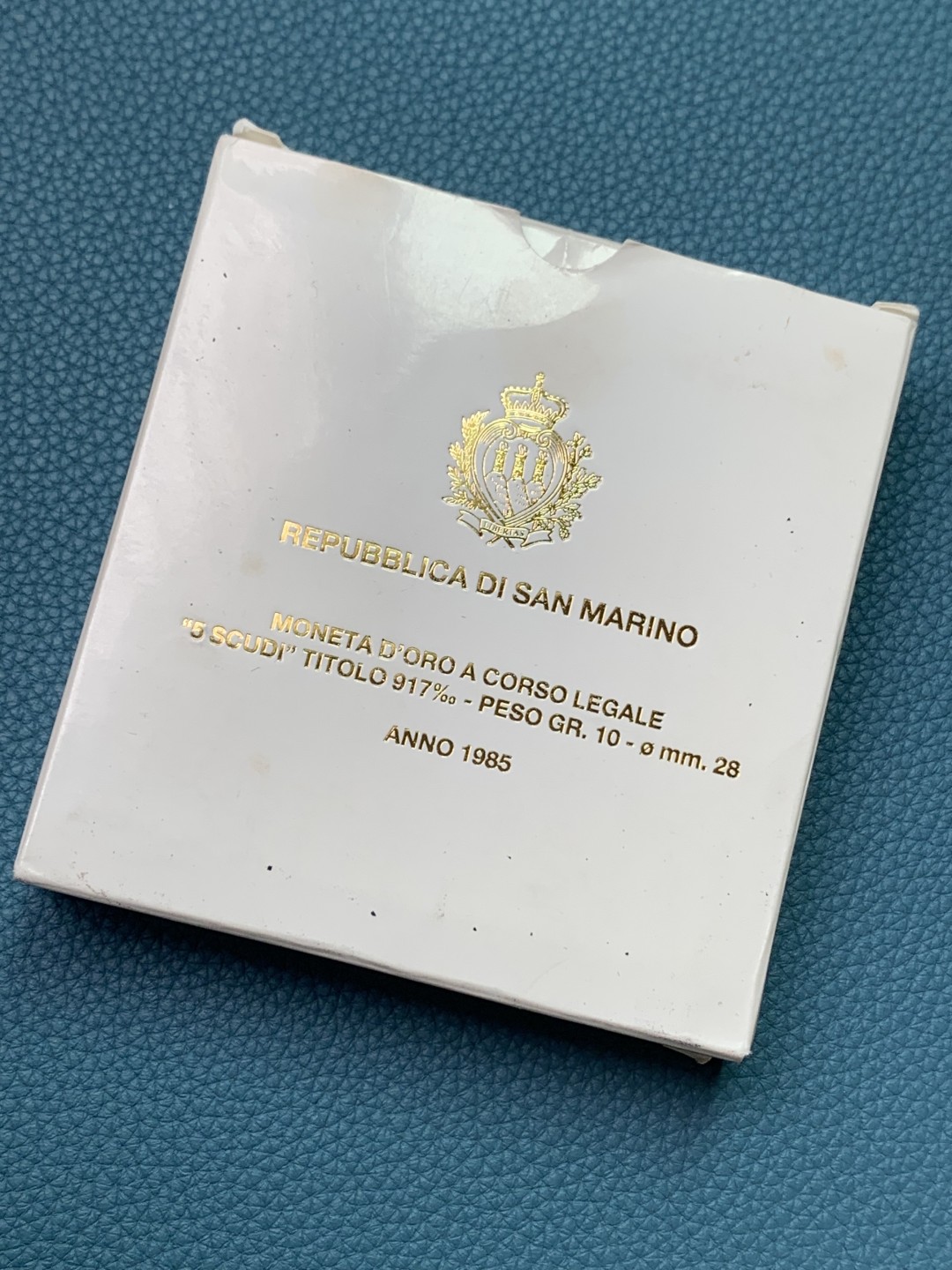 欢迎参加《竞宝斋》五一特拍-第161场-周日，周一 2场 原盒证书圣马力诺1985年 世界青年日 5斯库多金币  10克 917金 原盒带证书 7400枚的发行量