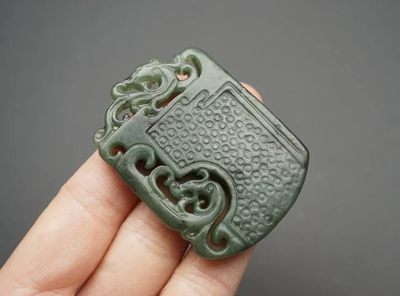 玉石翡翠玛瑙｜拍卖专场 碧玉镂空雕龙牌 挂件