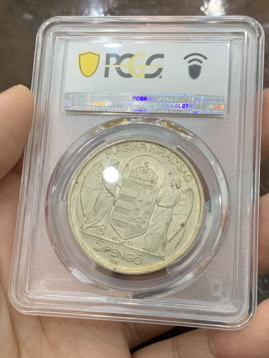 欢迎参加《竞宝斋》五一特拍-第161场-周日，周一 2场 PCGS-MS66 匈牙利王国1939年 5潘果 正面人物为匈牙利摄政王霍尔蒂 背面为两天使盾徽 打制清楚 黄油包浆 温润如玉 此为布达佩斯原厂初铸 亚军分 比它高的只有一枚 完美收藏