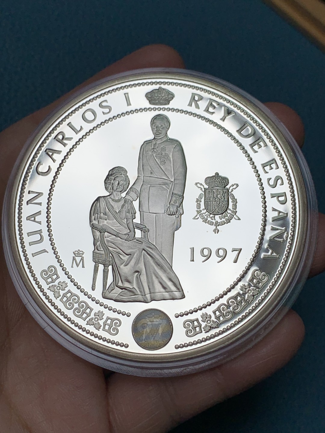 欢迎参加《竞宝斋》五一特拍-第161场-周日，周一 2场 西班牙1997年 波旁王朝三百周年纪念系列 金银套币 含1枚27克金币999金，银币4枚重达249.75克925银！ 1枚168.75克大银币+3枚27克重银币 五枚原盒套币2000/2000/2000/10000/80000比塞塔