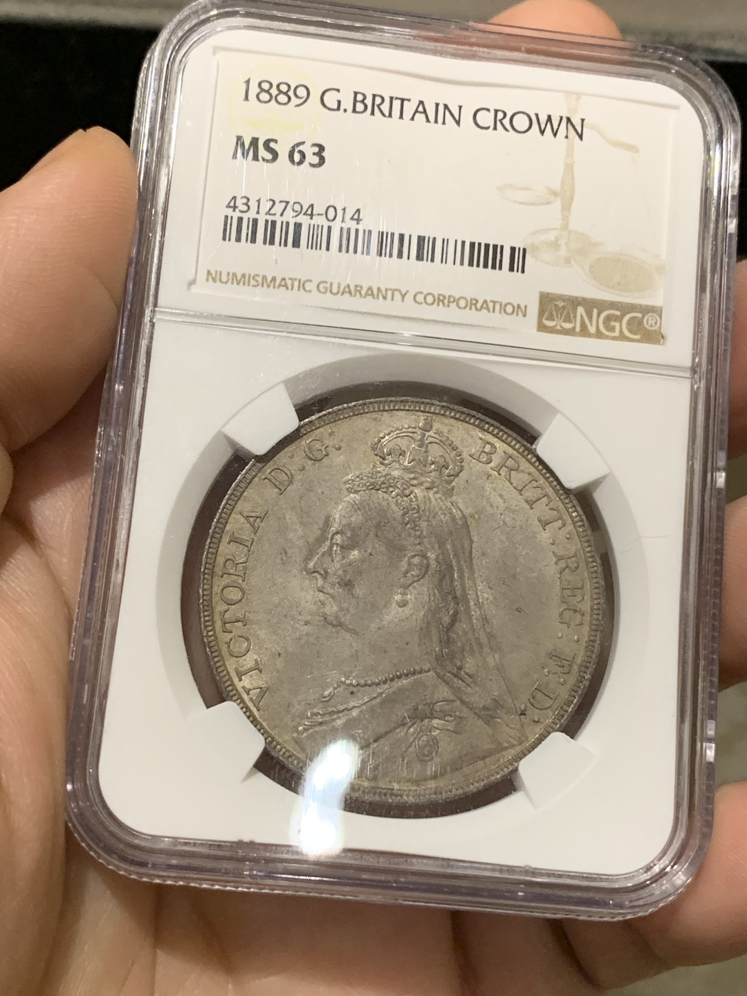 欢迎参加《竞宝斋》五一特拍-第161场-周日，周一 2场 NGC-MS63 英国1889年 维多利亚 高冠版 马剑 克朗大银币 包浆浑厚