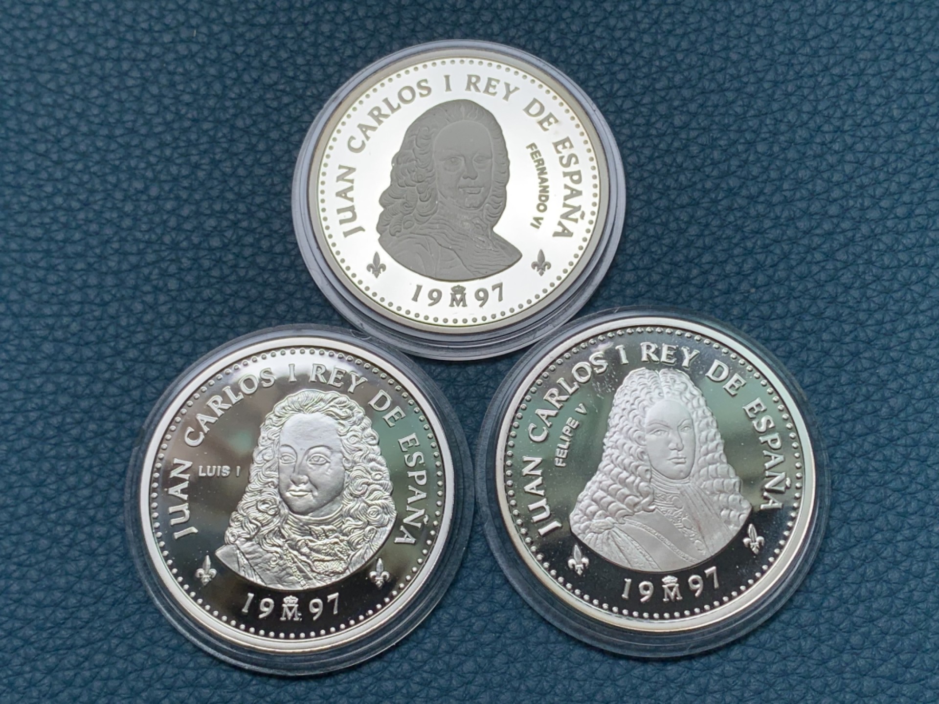 欢迎参加《竞宝斋》五一特拍-第161场-周日，周一 2场 西班牙1997年 波旁王朝三百周年纪念系列 金银套币 含1枚27克金币999金，银币4枚重达249.75克925银！ 1枚168.75克大银币+3枚27克重银币 五枚原盒套币2000/2000/2000/10000/80000比塞塔