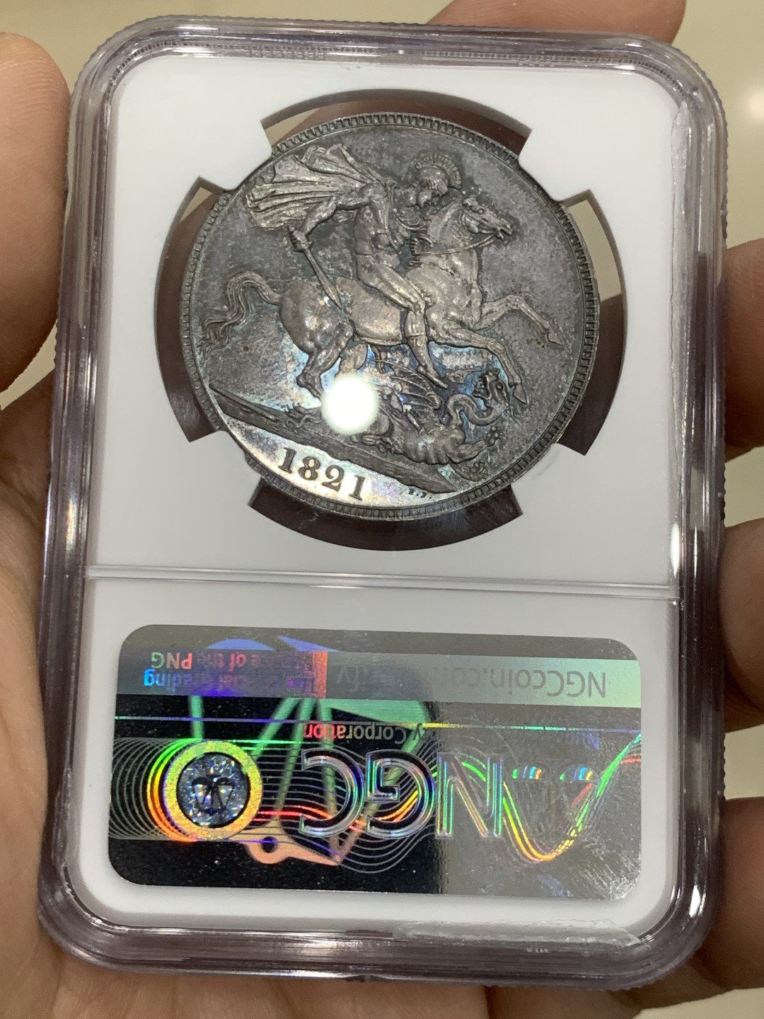 欢迎参加《竞宝斋》五一特拍-第161场-周日，周一 2场 NGC MS62 英国 1821年 乔治四世马剑克朗 好彩低评 发丝完美 马剑面无可挑剔 实物孔雀蓝彩