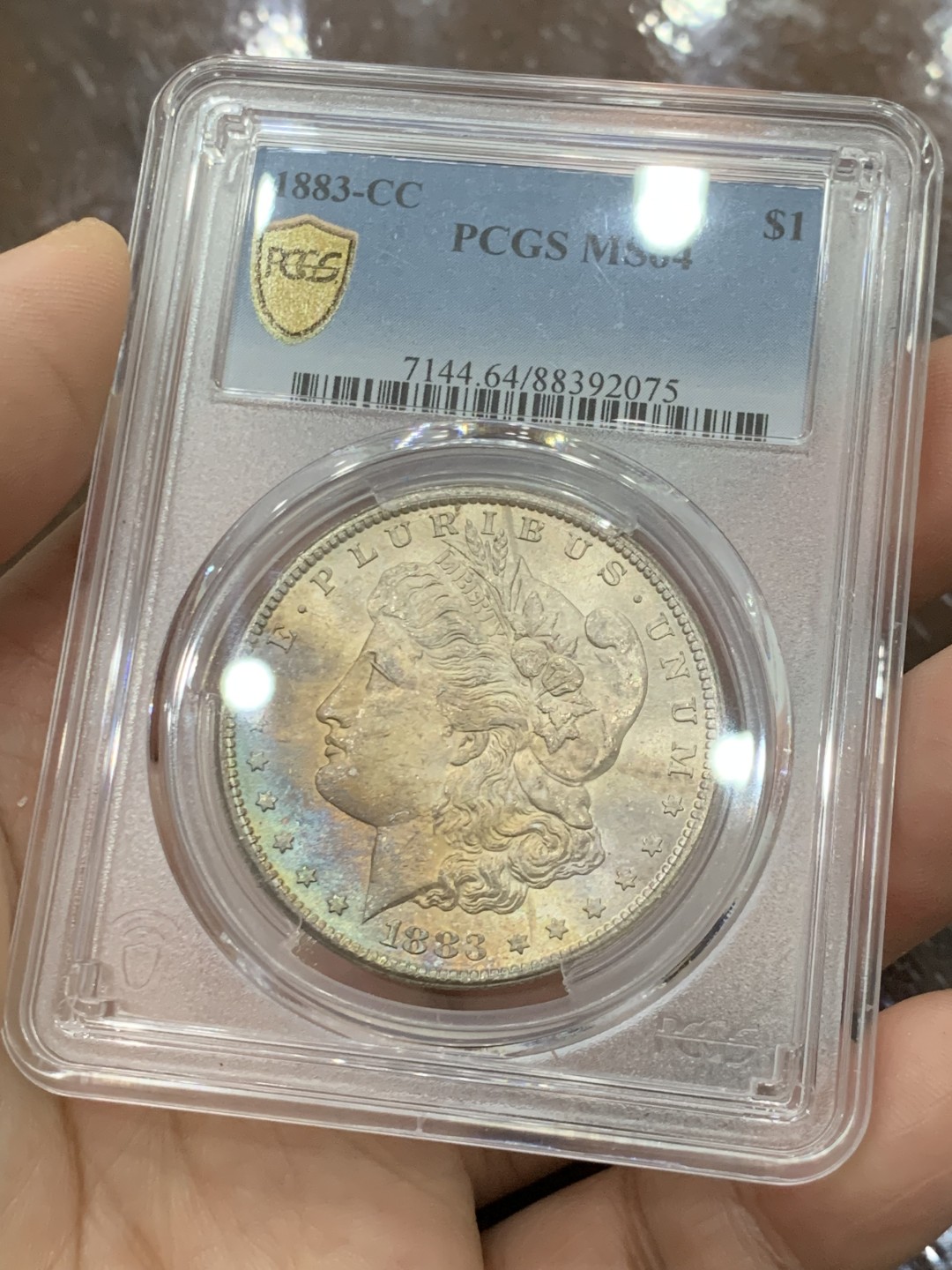欢迎参加《竞宝斋》五一特拍-第161场-周日，周一 2场 PCGS-MS64 美国 1883年 卡森厂 一美元 摩根币 少见卡森厂，五彩包浆 ，鹰面转光 摩根党必备