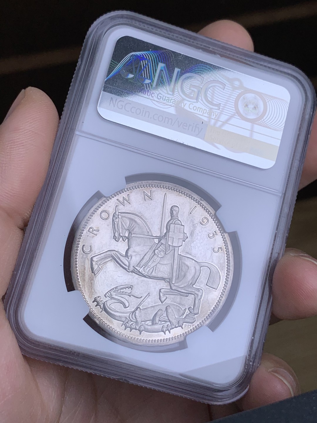 欢迎参加《竞宝斋》五一特拍-第161场-周日，周一 2场 NGC-PF62 英国 1935年 精制乔五凸边克朗 镜面效果一流 2500枚的发行量 925