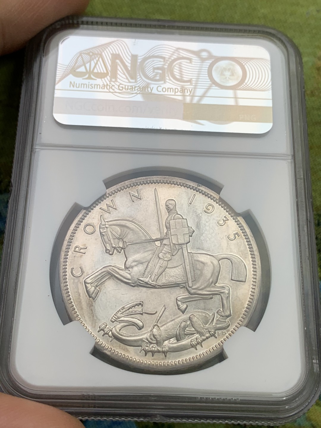 欢迎参加《竞宝斋》五一特拍-第161场-周日，周一 2场 NGC-PF62 英国 1935年 精制乔五凸边克朗 镜面效果一流 2500枚的发行量 925