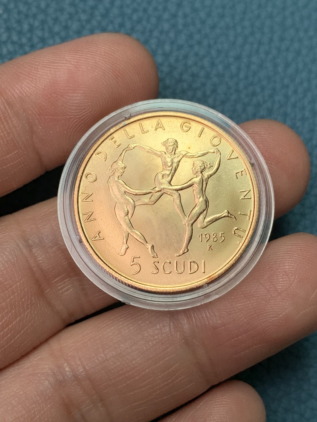 欢迎参加《竞宝斋》五一特拍-第161场-周日，周一 2场 原盒证书圣马力诺1985年 世界青年日 5斯库多金币  10克 917金 原盒带证书 7400枚的发行量